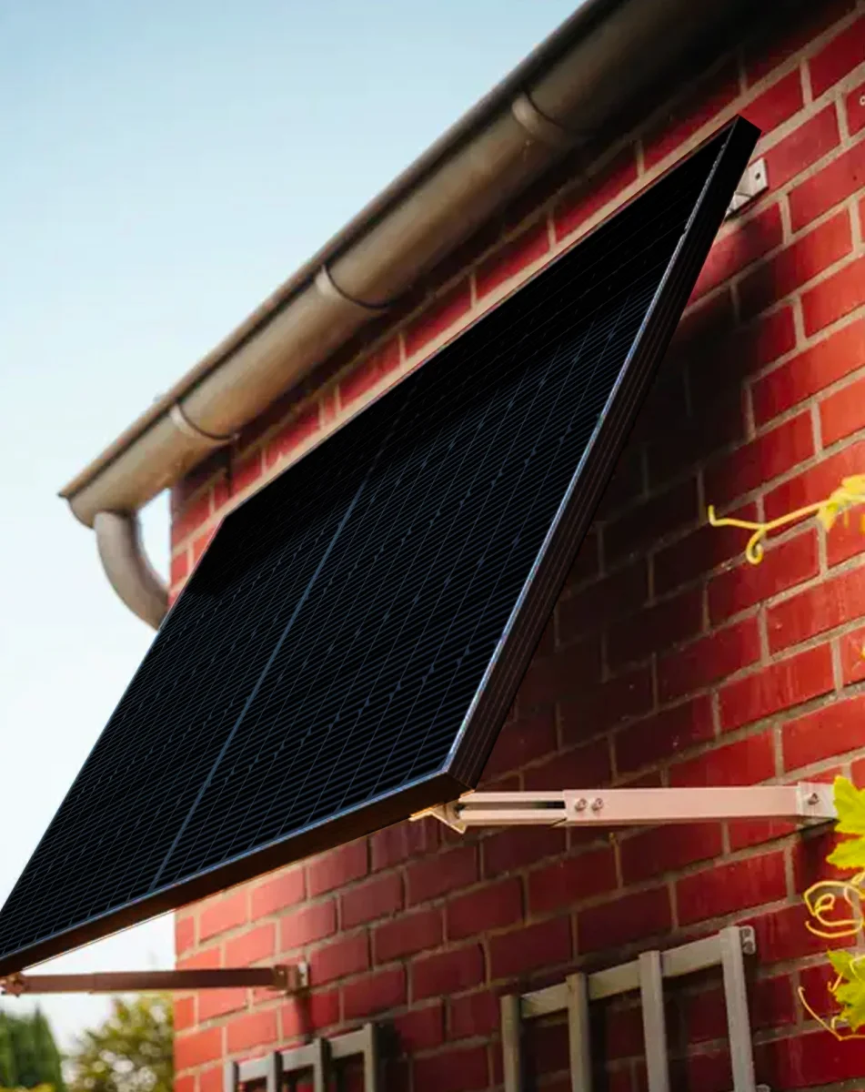 Solarmodule mit enjoysolar Aluminium-Halterungen auf einem Flachdach